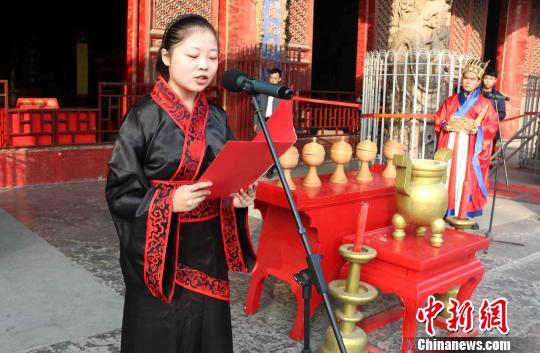 12日下午140名18岁学子在孔子故里曲阜孔庙前行“加冠”、“加笄”传统成人礼，宣誓成人。图为，参加成人礼仪式的学生代表发言。　毕丽君 摄