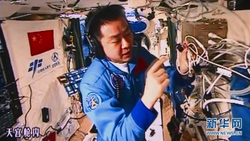 10月30日,新华社太空特约记者、航天员陈冬在天宫二号科普失重心血管研究实验。这是陈冬介绍激光多普勒探头。据介绍,这是目前我国首次在太空上使用激光多普勒探头。 新华社发 中国航天员中心提供 图片来源:新华网