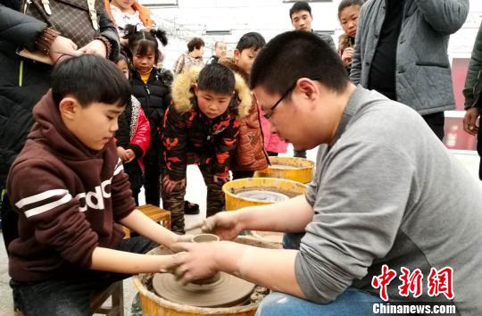 图为小朋友参与陶艺制作。　刘鹏　摄