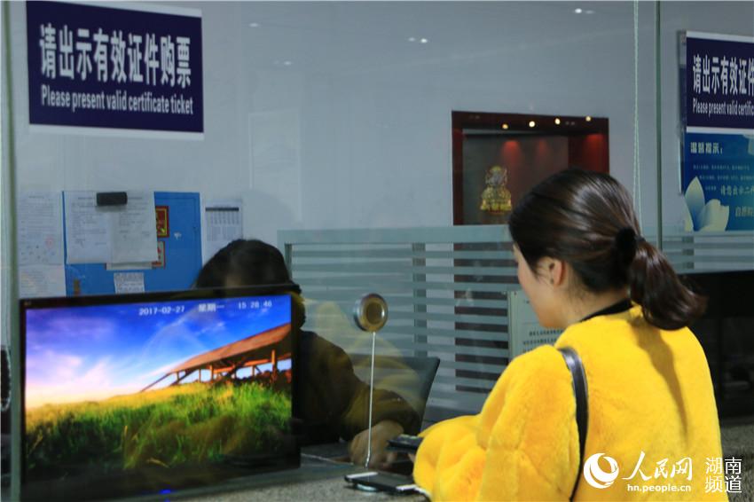 乘客在汽车站购票