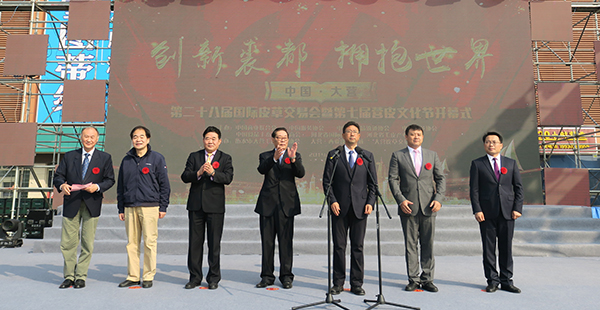 会秘书长田泓,衡水市委书记王景武,枣强县委书记谢志强共同为大会启幕