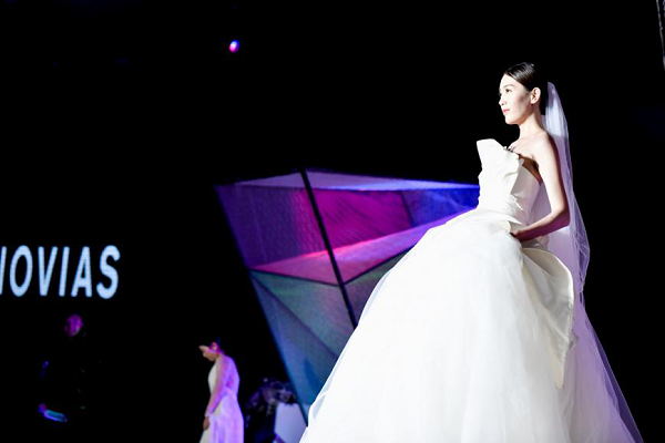 三亚婚纱婚纱_青岛三亚唯一旅拍婚纱照让您360°无死角上海杭州婚纱摄影排名