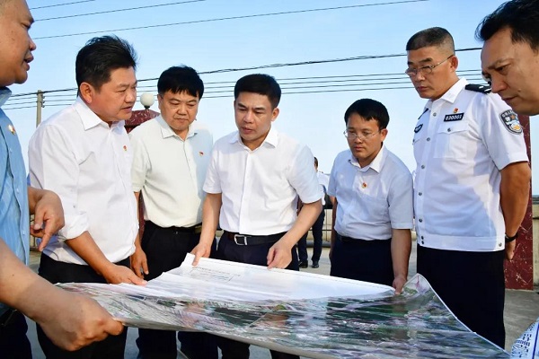 文昌市委书记钟鸣明率队调研生态环境保护和村社区两委换届等重点工作