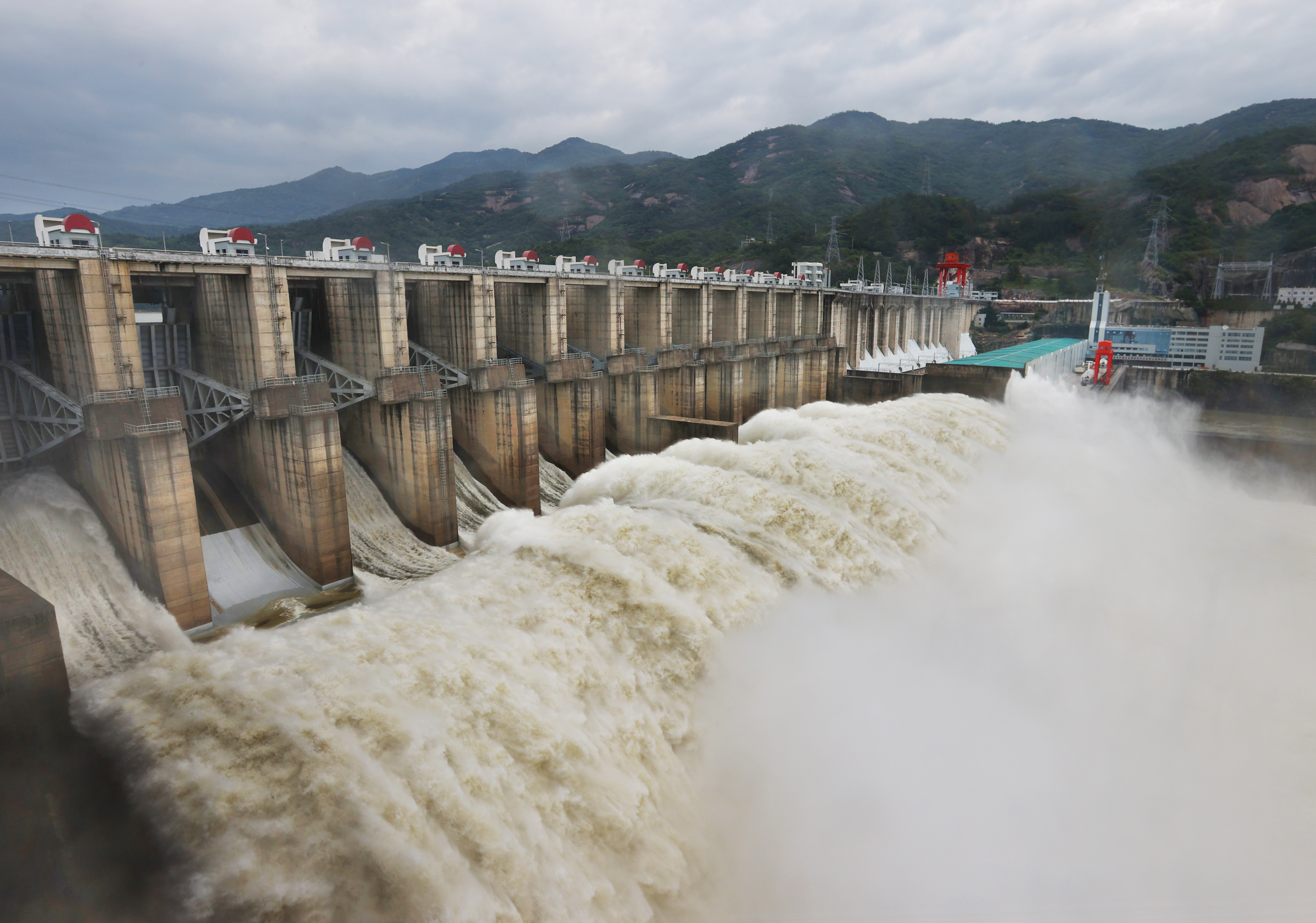 福建水口水电站今年首次开闸泄洪