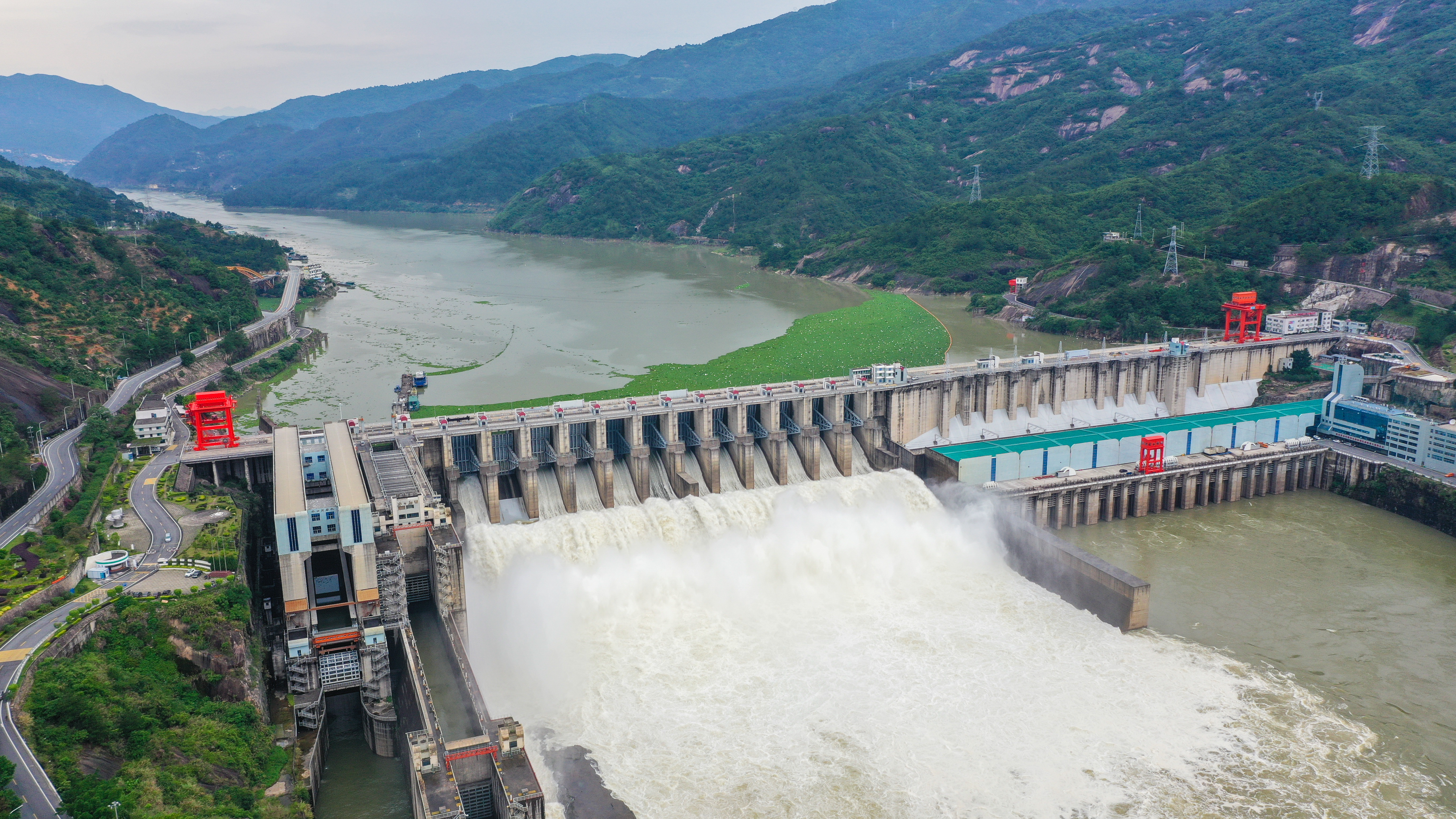 福建水口水电站今年首次开闸泄洪