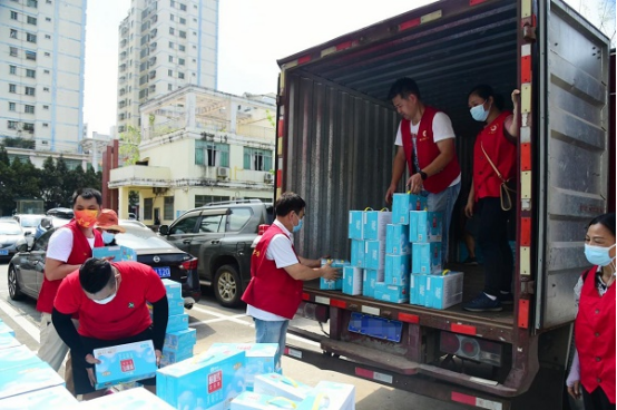 爱心企业向海口美兰区捐赠2000箱牛奶助力防疫一线