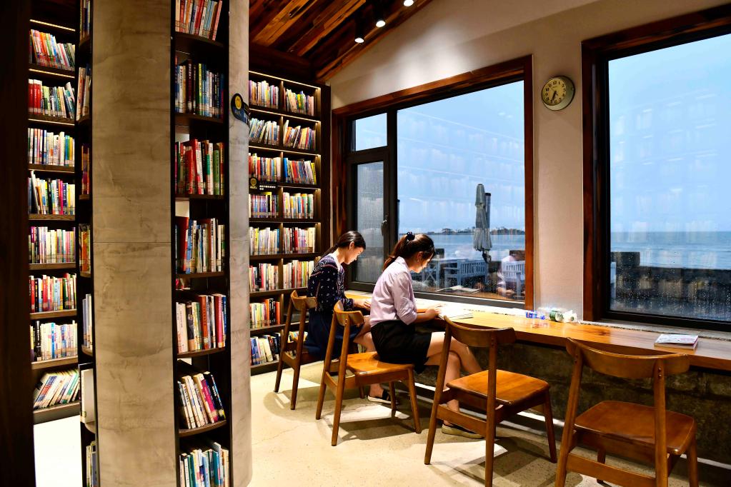 城市书房，点亮心中的“诗和远方”