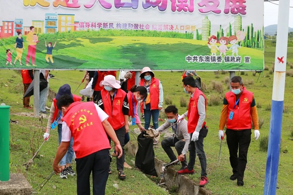 万宁开展净滩护海“五四”青年节志愿服务活动