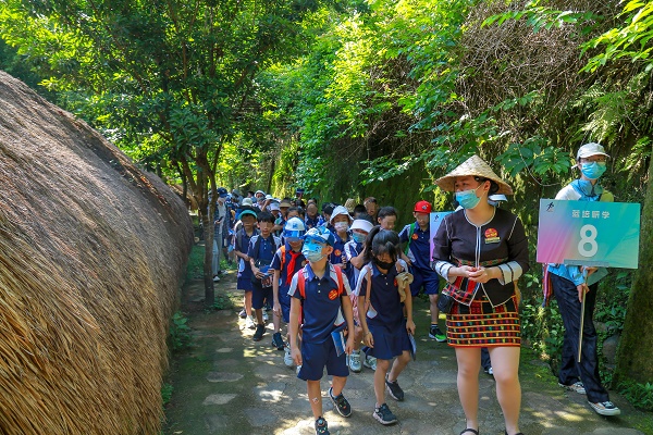 庆“六一”“趣”研学 三亚华侨学校230名小学生激情玩转槟榔谷