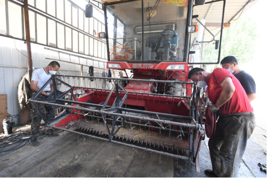 河北景县：1700余台小麦收割机整装待发备战“三夏”