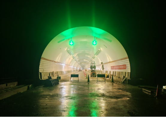 景文高速首个隧道照明灯点亮成功