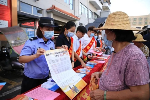 定安开展防范非法集资集中宣传日活动