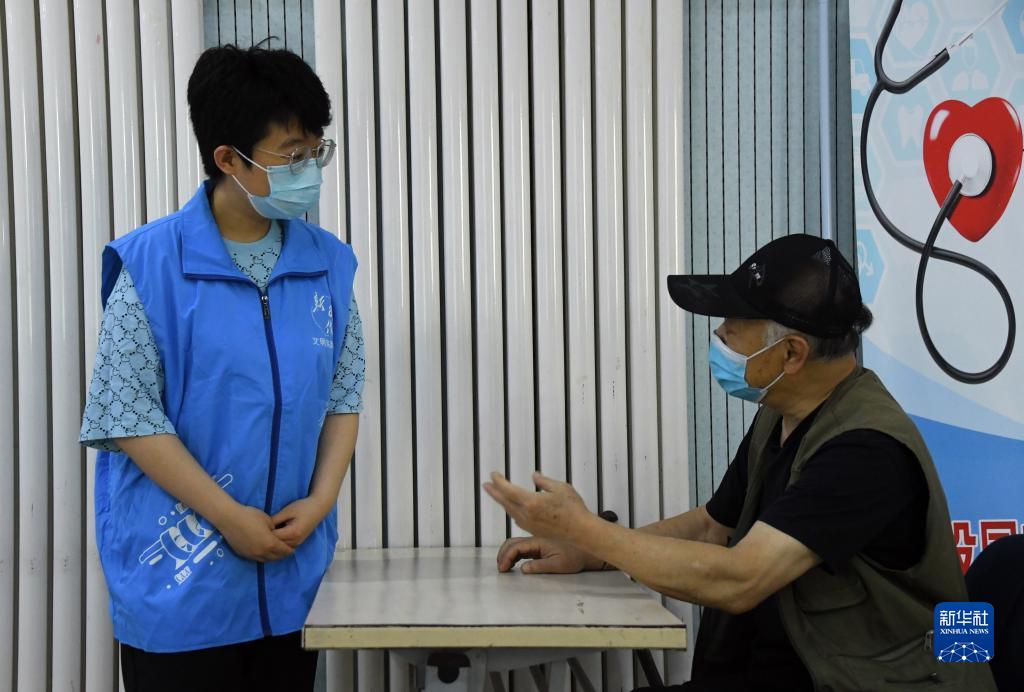北京海淀：新冠疫苗流动接种车进社区