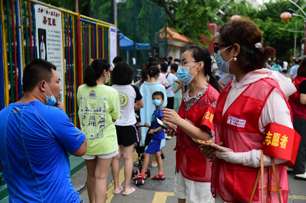 海南省妇联组织志愿者到美兰区核酸检测点位开展志愿服务