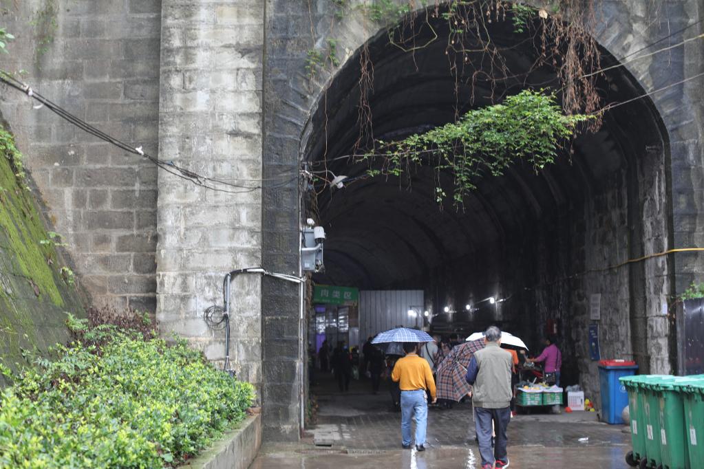 重庆：废弃隧道变身便民菜市场