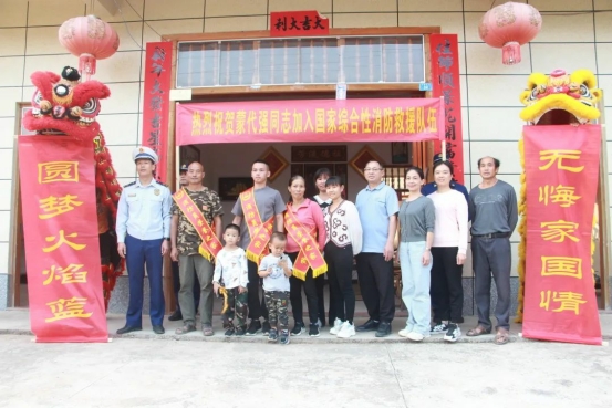 桂林市消防救援支队开展“《消防员录用通知书》送到家”政治家访活动