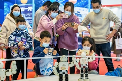 《我们是未来》+2022年11月26日在四川省成都市博览会上展示的机器人和体验的小朋友们都是祖国的未来+杜宁18980093283+自由摄影师+地址：四川省成都市武侯区高攀路11号_副本.jpg