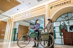 2月28日，市民在北京丽泽商务区“时光邮局”参观老邮局复古自行车。_副本.jpg