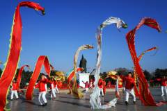 《龙的传人》2022年1月21日，沈阳北陵公园皇太极广场。一群舞龙健身爱好者将彩带龙抛向高空，展示美好的希望与向往。姜守凯摄13998189936-.jpg