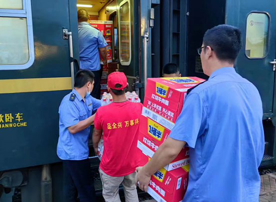 衡水车务段积极响应晚点列车餐料紧缺求助 全力保障乘车旅客饮食供应