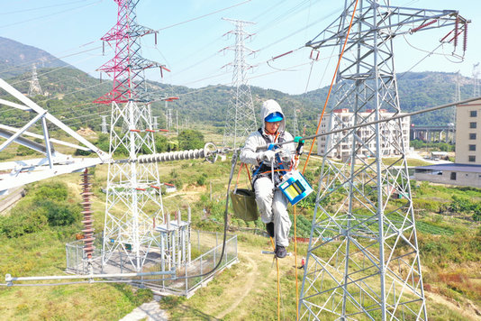 福州供电公司：“无人机+小飞人”带电检修除隐患