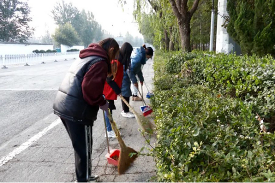 衡水阜城县组织志愿者积极参与义务打扫卫生活动