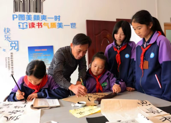 广西平乐县：书香社区伴未成年人成长