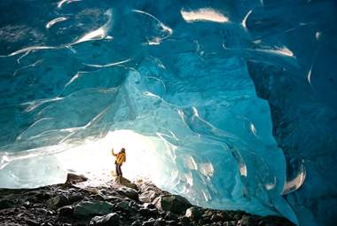 来古冰川的蓝色冰窟，晶莹剔透，游人近前拍照_副本_副本.jpg