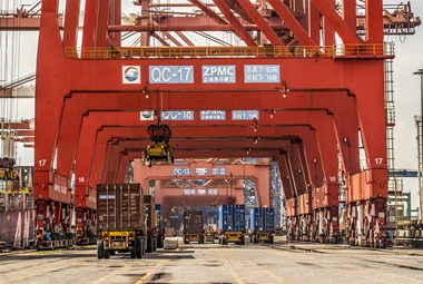 龙门吊下货运忙（黄广龄 2024年6月拍摄于广州港南沙码头。一辆辆大货车驶进门吊下装货运往各地。13602725218）_副本.jpg