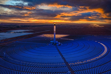 光伏发电站+潘俊+18662728808+2023.4.29摄于青海省的德令哈戈壁滩上的光热电站，这是亚洲第一座塔式太阳能热发电站。_副本.jpg