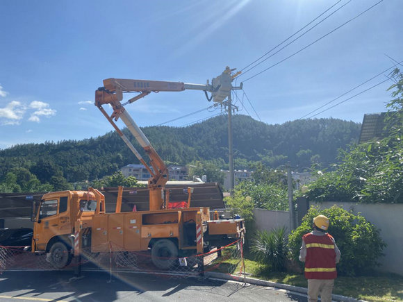 为变压器带电接火，全力守护群众夏日清凉