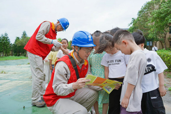 “红马甲”进校园，全力护航开学季