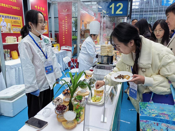 星空体育平台视频｜琼海杂粮师傅“亮勺”全国劳务品牌展(图1)