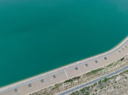 沙漠水库春光美